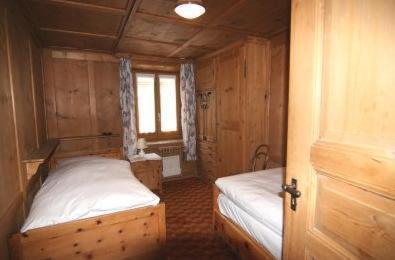 Hôtel Gasthaus Zum Weissen Kreuz à Samedan Extérieur photo